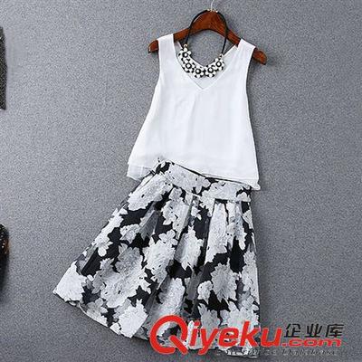 2015夏季四月新款 清新V领无袖雪纺背心与黑白撞色欧根纱半身裙套装